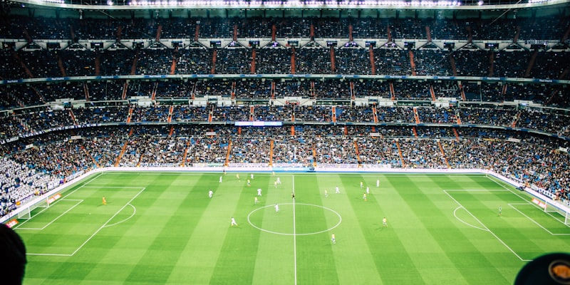 足球体育场夜景：灯光璀璨的球场